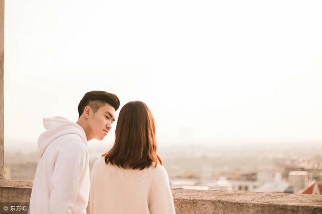 婚禮上司儀讓改口，婆婆送我紅方巾，嫂子看見後，笑著去了民政局