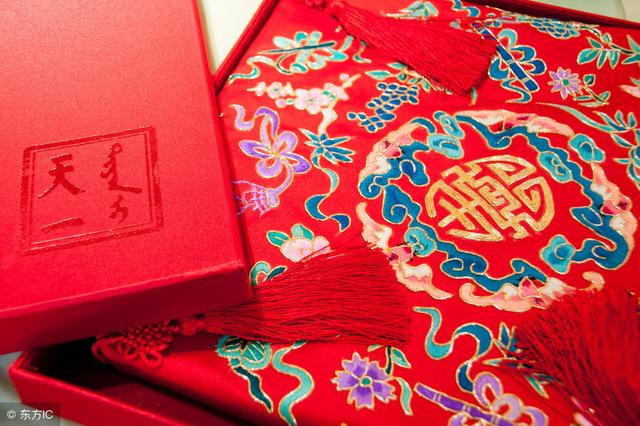 婚禮上司儀讓改口，婆婆送我紅方巾，嫂子看見後，笑著去了民政局