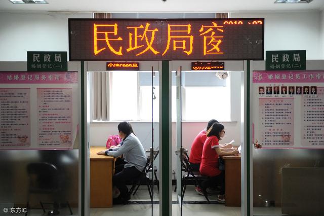 婚禮上司儀讓改口，婆婆送我紅方巾，嫂子看見後，笑著去了民政局