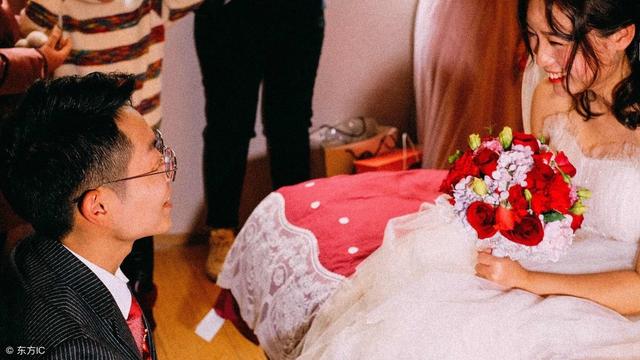 結婚三年丈夫一直睡沙發，妻子無奈離婚，搬家時看到檢查報告