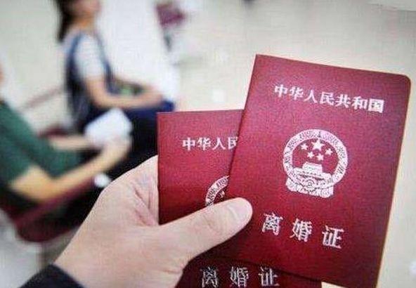 結婚三年丈夫一直睡沙發，妻子無奈離婚，搬家時看到檢查報告