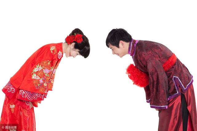 結婚三年丈夫一直睡沙發，妻子無奈離婚，搬家時看到檢查報告