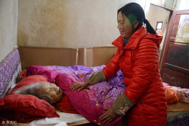兒媳照顧中風婆婆十年，婆婆臨終一直指房頂，爬上去一看，癱地了