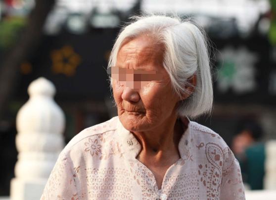 老公去世我照顧婆婆十年，她臨終前說了一個秘密，讓我泣不成聲！