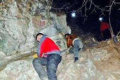 單身漢誤入女人村，白得七個媳婦，十年後回到家，才知害死整村人！