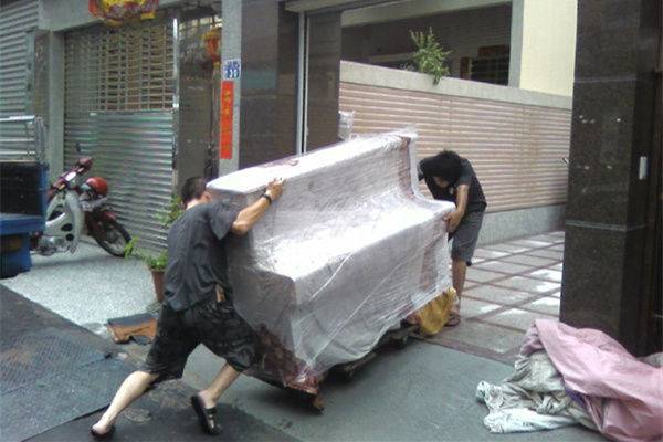 兒子生日，婆婆送來十斤乾魚，我嫌腥送鄰居，鄰居嘗後連夜搬家