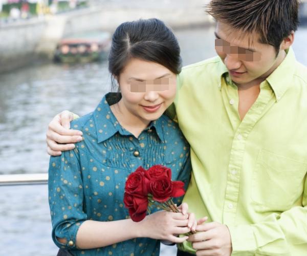 兒媳生對雙胞胎女兒，婆婆說忙不來照顧，回娘家父親說一話她淚目