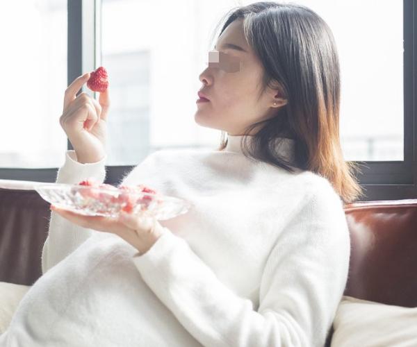 兒媳生對雙胞胎女兒，婆婆說忙不來照顧，回娘家父親說一話她淚目