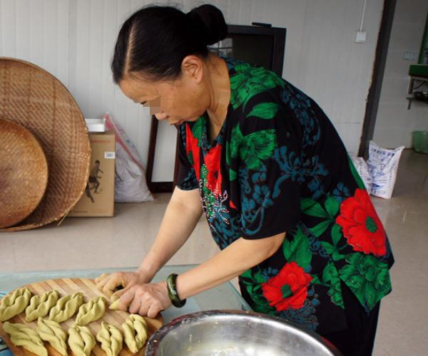 兒媳生對雙胞胎女兒，婆婆說忙不來照顧，回娘家父親說一話她淚目