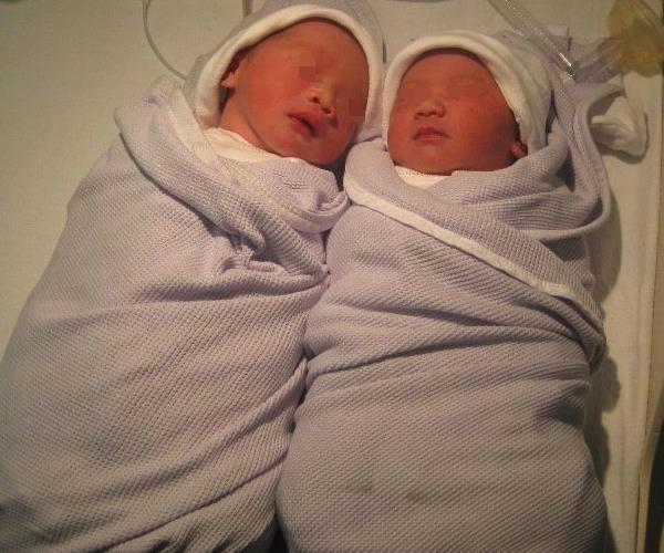 兒媳生對雙胞胎女兒，婆婆說忙不來照顧，回娘家父親說一話她淚目