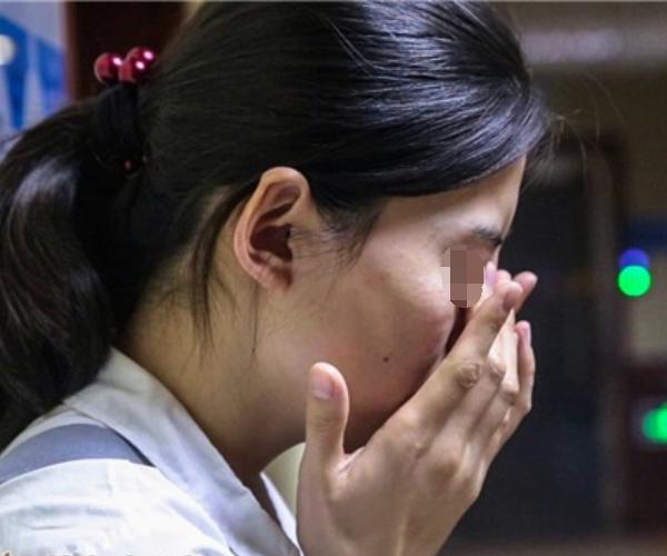兒媳生對雙胞胎女兒，婆婆說忙不來照顧，回娘家父親說一話她淚目