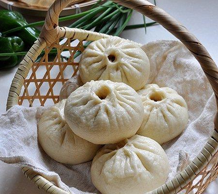 婆婆摔斷腿，我買肉包子看她，小姑說出真相，我把包子扔進垃圾箱