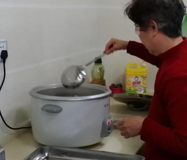 跟婆婆去商場購物，婆婆講我亂花錢沒好臉，回家路上說一話我紅眼