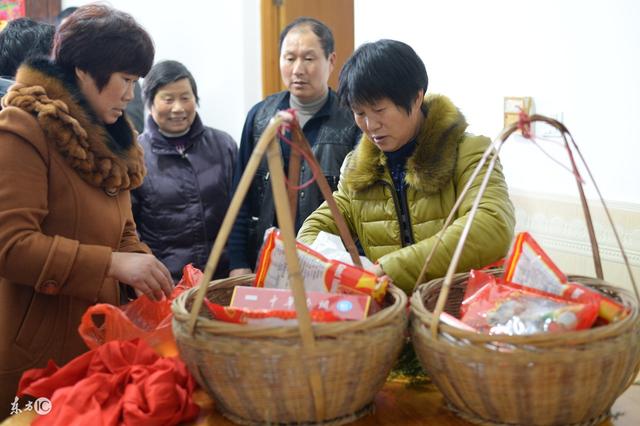 結婚後婆婆逼她回家要錢，母親的一番話，讓她再也不想回娘家！