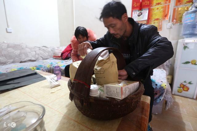 結婚後婆婆逼她回家要錢，母親的一番話，讓她再也不想回娘家！