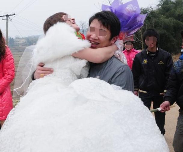 出嫁娘家父母沒陪嫁半分，弟弟結婚讓我買輛車，老公說一話我紅眼