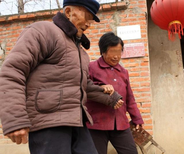 出嫁娘家父母沒陪嫁半分，弟弟結婚讓我買輛車，老公說一話我紅眼