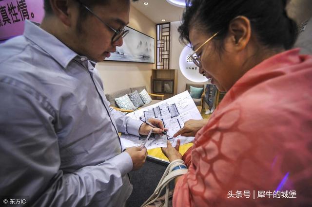 當了上門女婿兩年，媽來我家妻子熱情招待，可是打開冰箱我想離婚