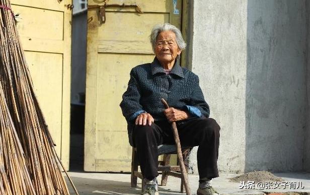誰說養兒防老？當你真的老了，才知道女兒的好，不是兒子能比的