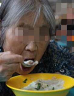 老太太去世前，試探3個女兒誰最孝順，3頓飯3次落淚，卻把傳家寶給了小女！ 