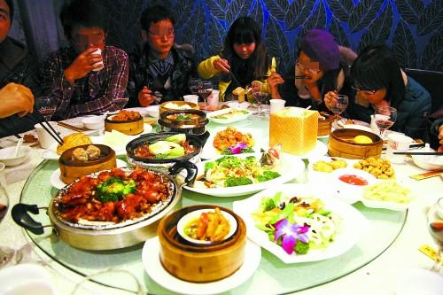 故事：老人60大壽，子女耍賴養子結帳，服務員一席話，養子蒙了
