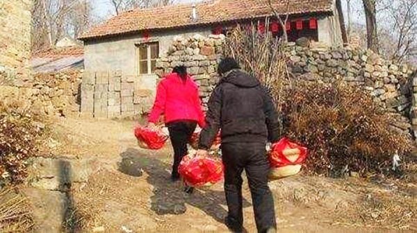 女友初次上門，晚上說屋頂有人，男友不信，爬上去用燈一照，蒙了