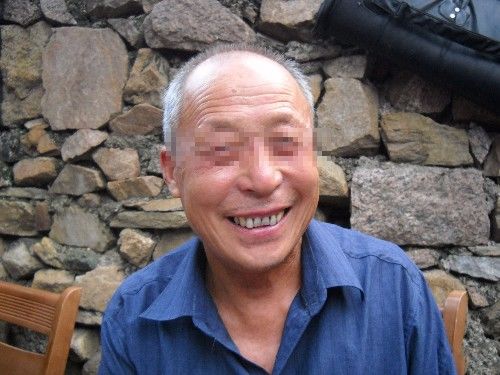 公公去廁所，總拿一串鈴鐺，兒媳好奇跟去，瞥見他褲腰，直接報警