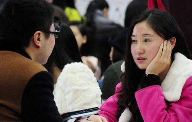 洞房夜，老公發現妻子有妊娠紋，怒將她趕走，天亮打開門傻住