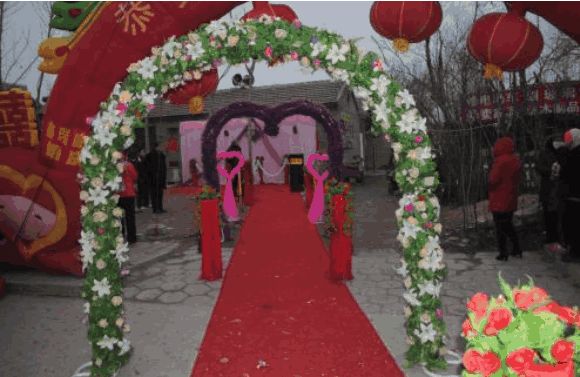 洞房夜，老公發現妻子有妊娠紋，怒將她趕走，天亮打開門傻住