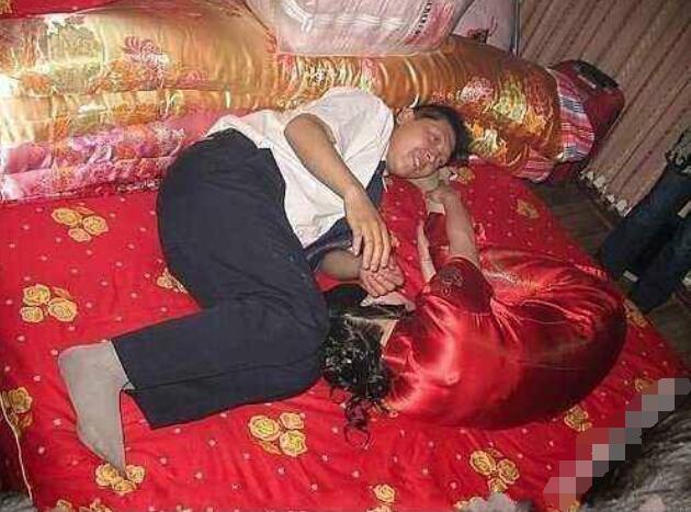 洞房夜，老公發現妻子有妊娠紋，怒將她趕走，天亮打開門傻住