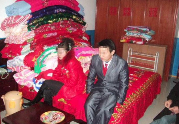 洞房夜，老公發現妻子有妊娠紋，怒將她趕走，天亮打開門傻住