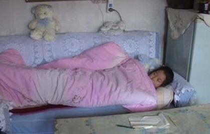 妻子睡覺放屁，俺趕她沙發上睡，晚上去廁所時，瞥眼沙發俺傻住