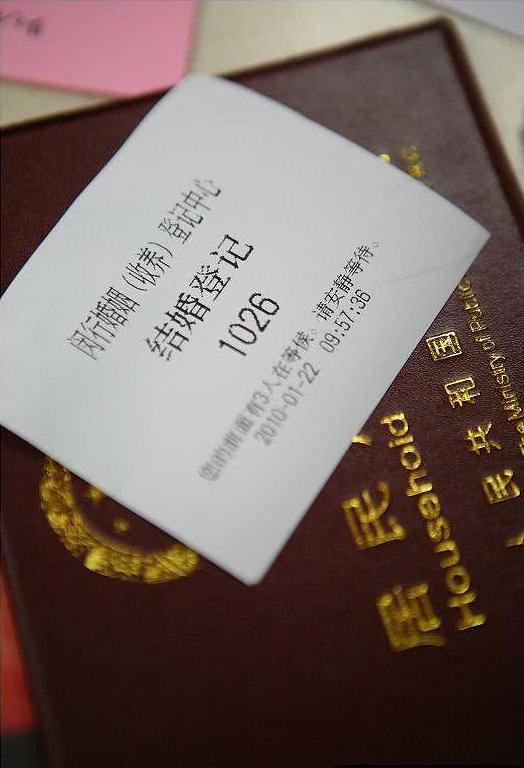 未婚先孕，婆家彩禮由二十萬變成一萬，領證當天女孩扭頭離開