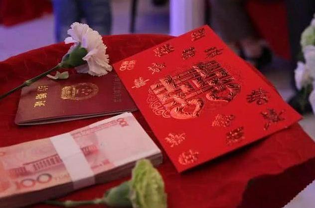 未婚先孕，婆家彩禮由二十萬變成一萬，領證當天女孩扭頭離開