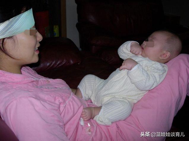 寶媽生完寶寶剛一周，卻總說想睡覺，婆婆掀開被子一瞧，瞬間蒙住