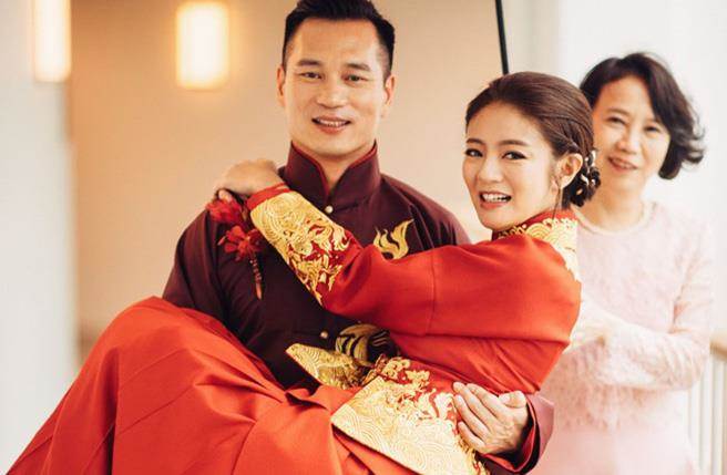 懷上豬寶寶？安以軒參加婚禮「挺凸肚飄孕味」：好幸福❤ 　網樂喊「恭喜當媽媽」她親自回應了