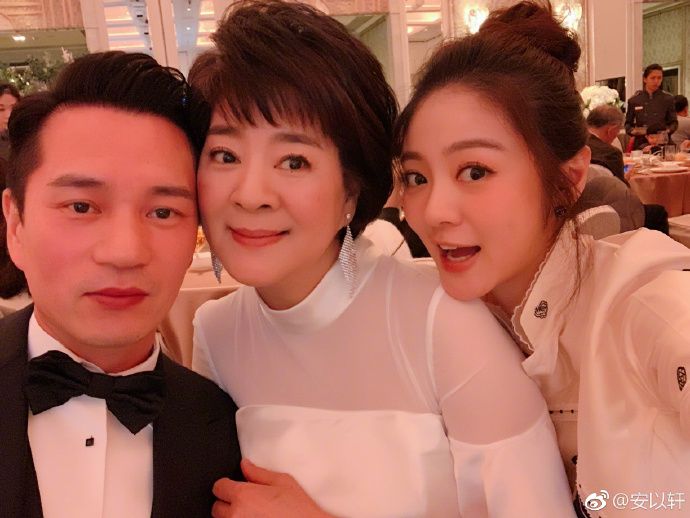 懷上豬寶寶？安以軒參加婚禮「挺凸肚飄孕味」：好幸福❤ 　網樂喊「恭喜當媽媽」她親自回應了