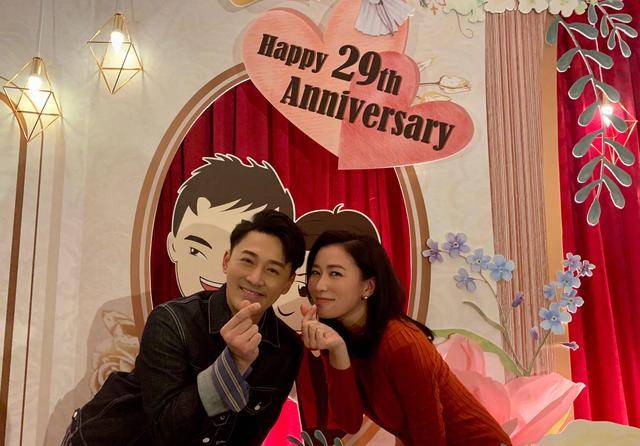 苗僑偉戚美珍結婚29周年，TVB老面孔都來了，佘詩曼林峰同框