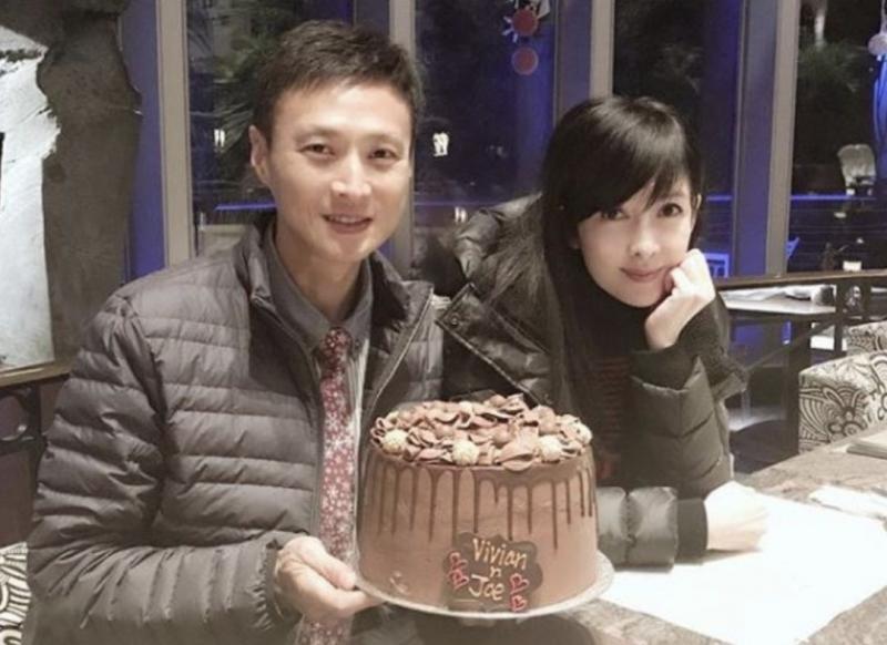 52歲周慧敏曬照慶祝結婚十週年，54歲倪震瘦到認不出，網友吐槽：完全看不到恩愛！