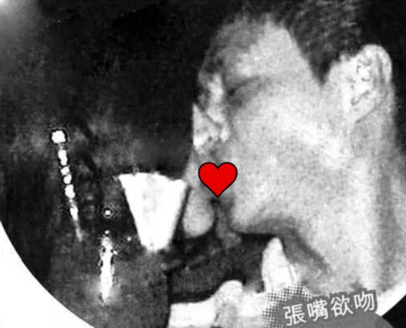 52歲周慧敏曬照慶祝結婚十週年，54歲倪震瘦到認不出，網友吐槽：完全看不到恩愛！