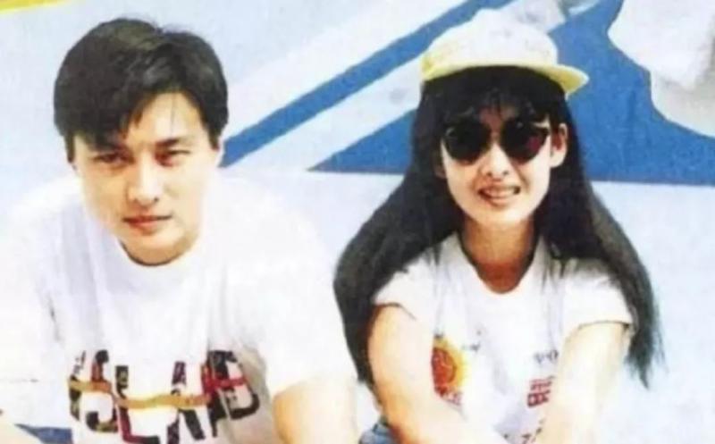 52歲周慧敏曬照慶祝結婚十週年，54歲倪震瘦到認不出，網友吐槽：完全看不到恩愛！