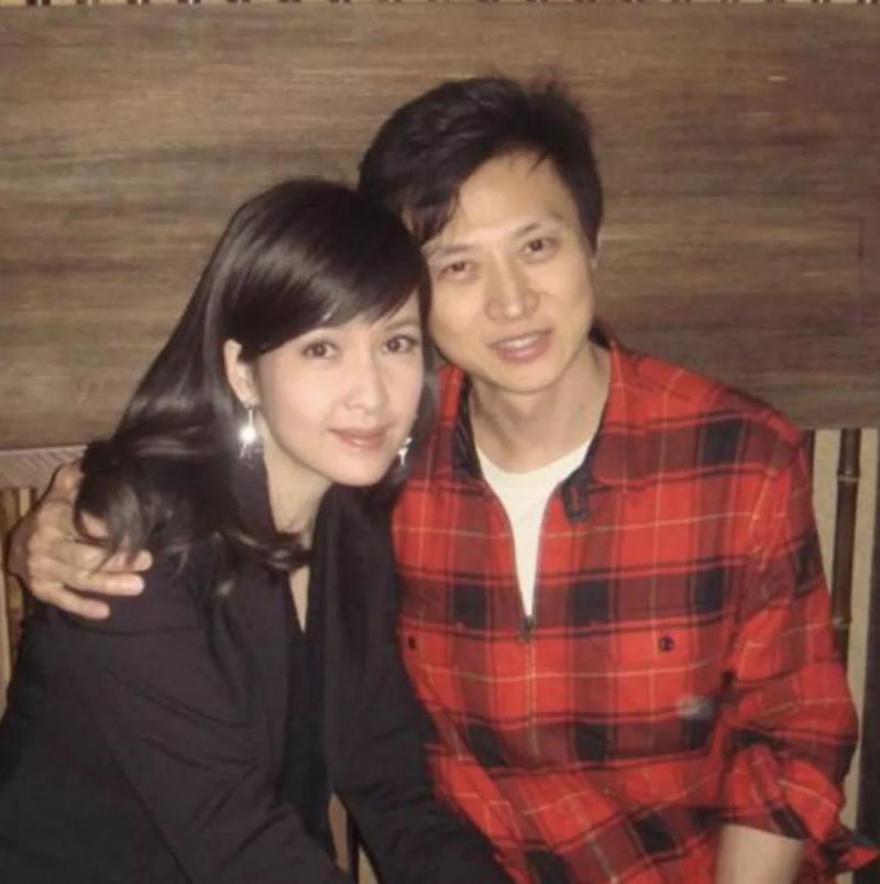 52歲周慧敏曬照慶祝結婚十週年，54歲倪震瘦到認不出，網友吐槽：完全看不到恩愛！