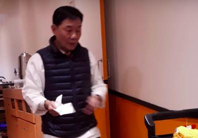 阿基師多前被爆「摩鐵偷腥」，網友再見到本人：打…打雜小弟？