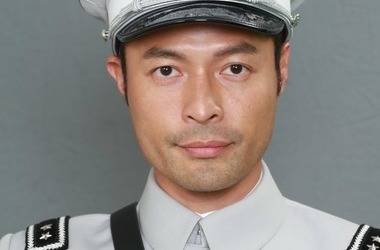 他是《大帥哥》里的李細龜，沒想到他的妻子竟長得這麼美，兒子還長得這麼帥，網友: 難怪把她們隱藏起來