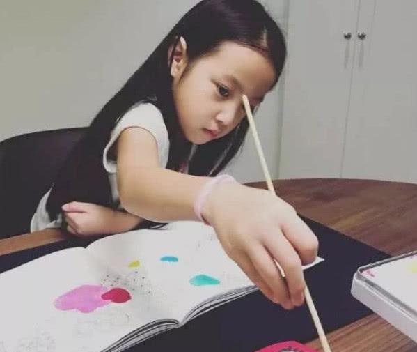 趙薇女兒近照曝光！小四月越長越漂亮，網友：長江後浪推前浪啊