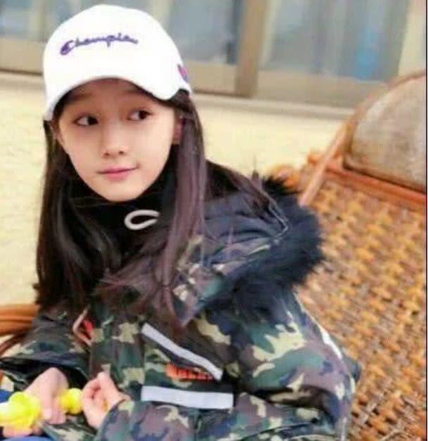 趙薇女兒近照曝光！小四月越長越漂亮，網友：長江後浪推前浪啊