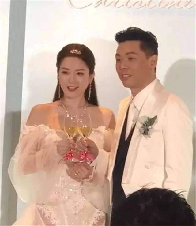 曾與郭富城傳緋聞，如今嫁富豪郎才女貌，170萬鑽戒更是閃瞎眼
