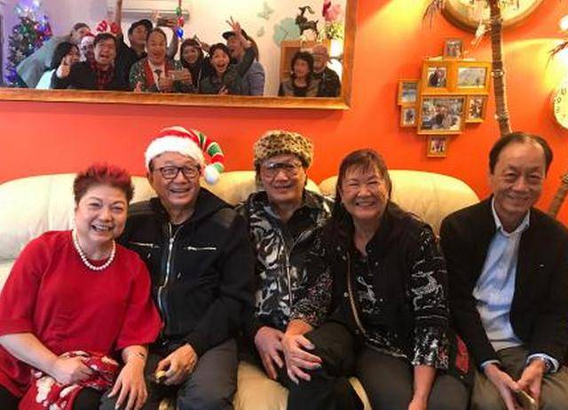 70歲許冠傑全家近照曝光，混血太太好漂亮，爺孫三代同堂其樂融！