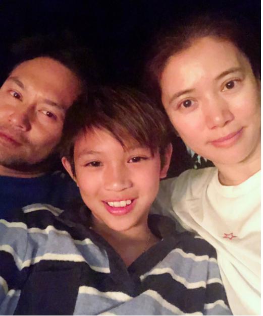 11年來父母一直在換工作，校長懷疑孩子家庭不正常，想與家長談談，結果一見面發現一家子都是明星