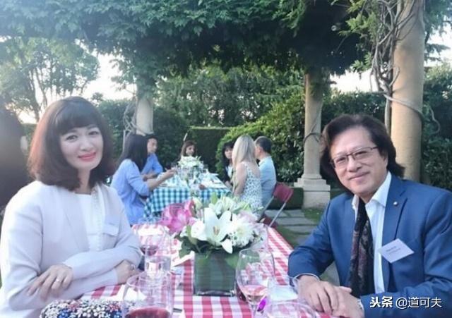 前夫病逝，二婚嫁大19歲百億富豪，42歲陳少霞懷三胎：是自然懷孕!